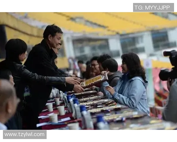 国际足球明星齐聚香港共襄盛举球迷热情高涨期待精彩对决 国际足球明星齐聚香港共襄盛举球迷热情高涨期待精彩对决